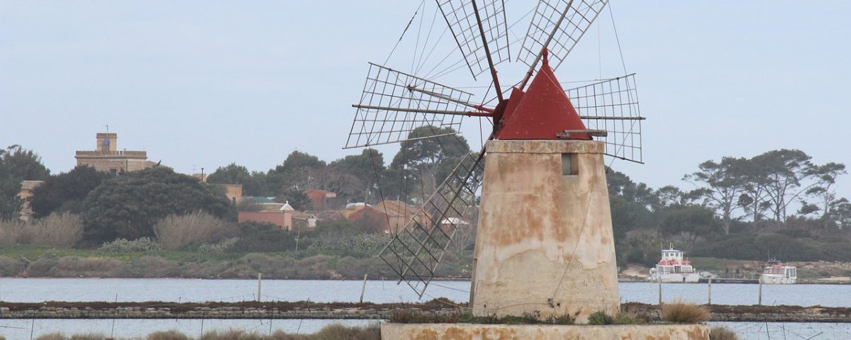 Lawyer in Trapani assisting clients with property purchase and real estate transactions in Italy